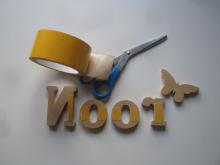 Houten letters bevestigen