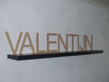 Houten naam met letter V